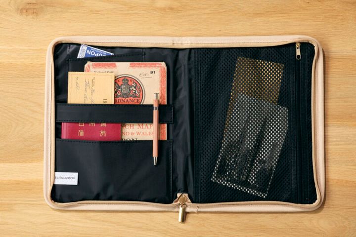 バウチャーを収納できるのが嬉しい。旅行ポーチにもピッタリ