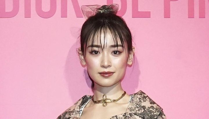 「幸せオーラが溢れてる」「幸せでよかったです」日本代表DFと結婚発表のモデル妻、オールブラックコーデ写真を公開