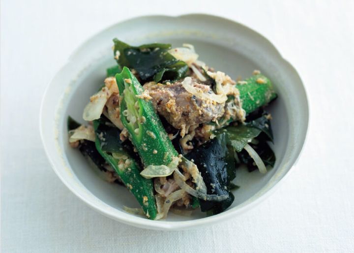 すりごまとポン酢で和えるだけのお助け1 品 「さば缶とオクラ、わかめのごま和え」