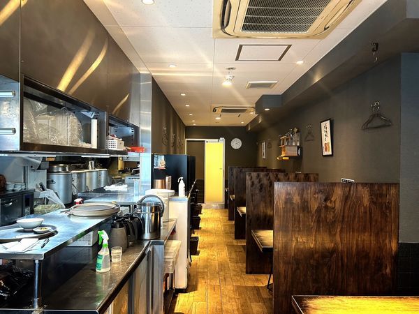 極上豚足 釘本食堂の店内