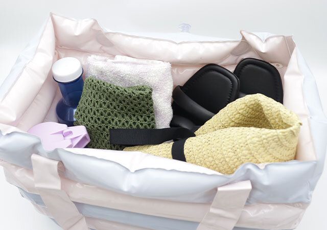 ダイソーのビーチバッグに荷物を入れる