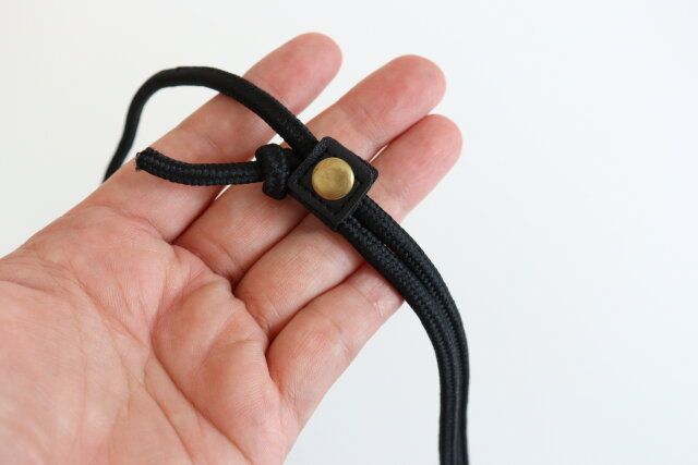 セリアのショルダーバッグのヒモ固定バンドは余った紐をしっかり固定できて見た目すっきり
