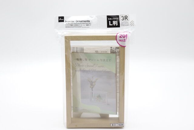 ダイソーのインテリア置物（L判写真立て、フレーム、一輪挿し付）