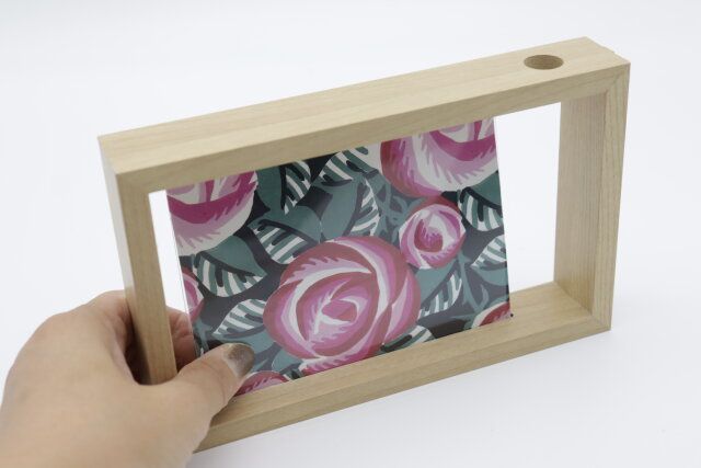 ダイソーのインテリア置物は板で写真を挟んで飾る