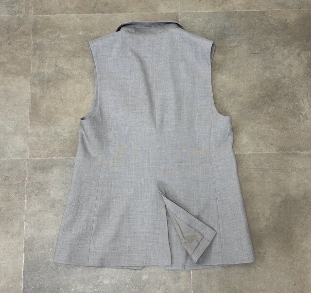 GU テーラードベストZ BEIGE 後ろにスリット入り