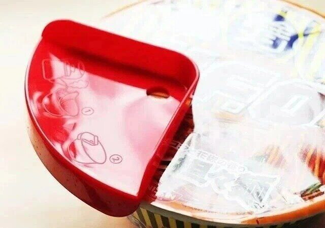 ダイソー カップ麺フタホルダー レッド