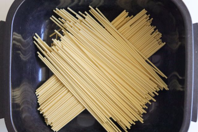 スパゲッティを半分に折り、十字にして耐熱容器に入れる。