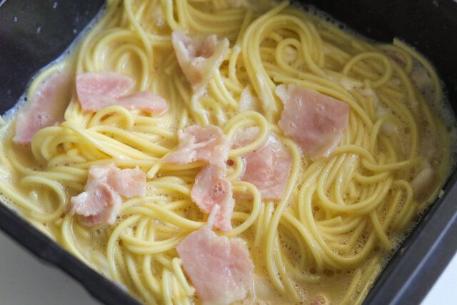 合わせておいた卵とチーズを加え、よく混ぜ合わせる。