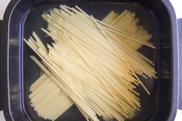 水、顆粒コンソメ、にんにくを加える。