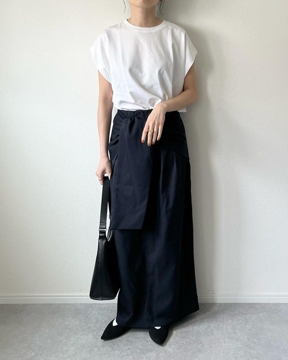 GUのオフホワイトの「ドライウエストタックT」