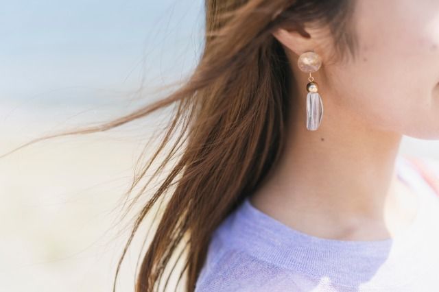 ピアスをつけている女性 海辺