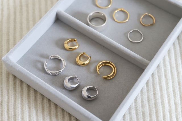 メッキ素材のアクセサリーがケースに並んでいる様子