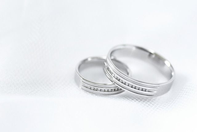 ホワイトゴールドのリングが2つ