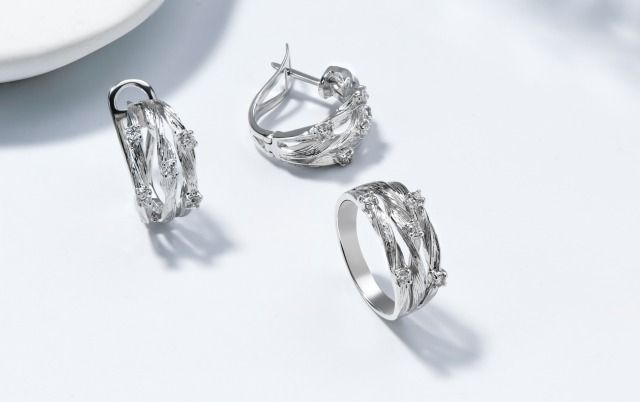 プラチナ素材のリング 3つ