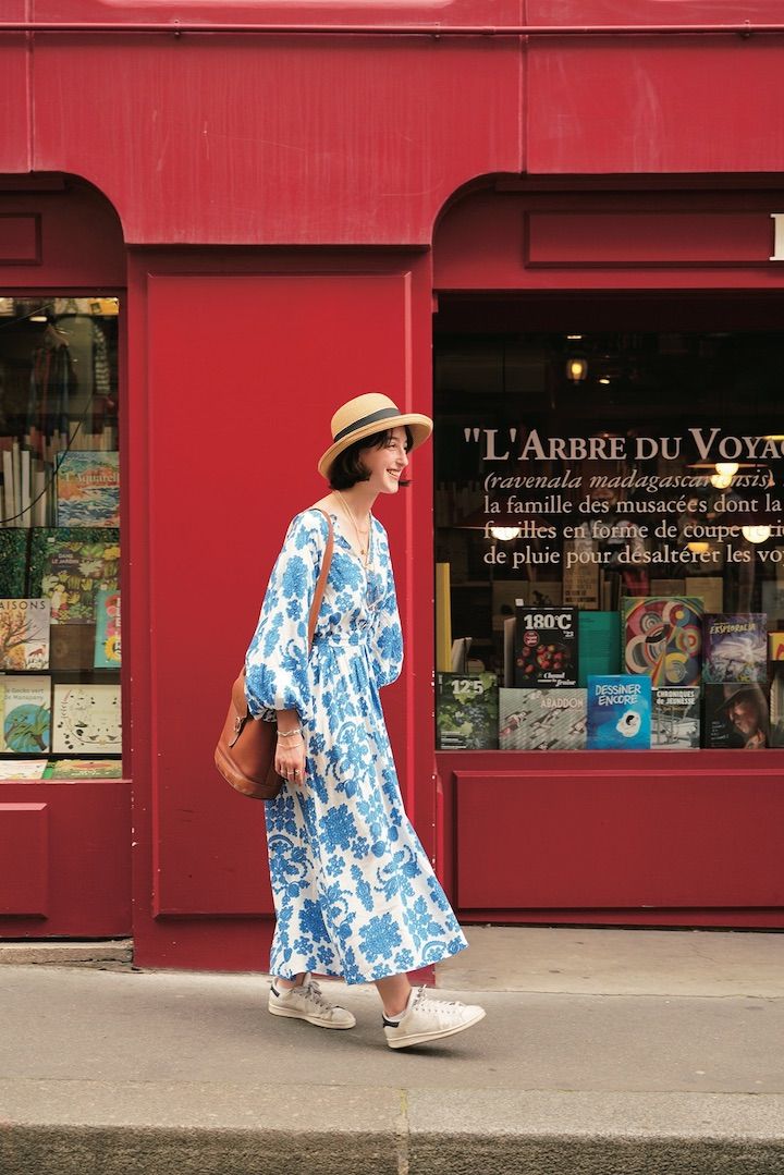 夏旅のコーデにしたい！印象的な柄ワンピースにスニーカーを合わせて