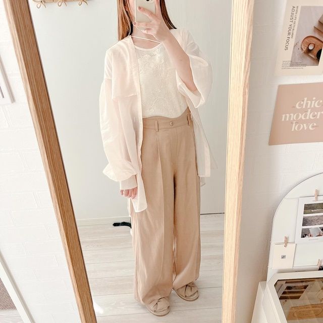 しまむらのホワイトの「花柄刺繍プルオーバー」