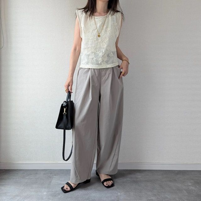 しまむらのホワイトの「花柄刺繍プルオーバー」