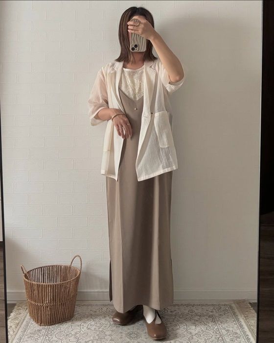 しまむらのホワイトの「花柄刺繍プルオーバー」