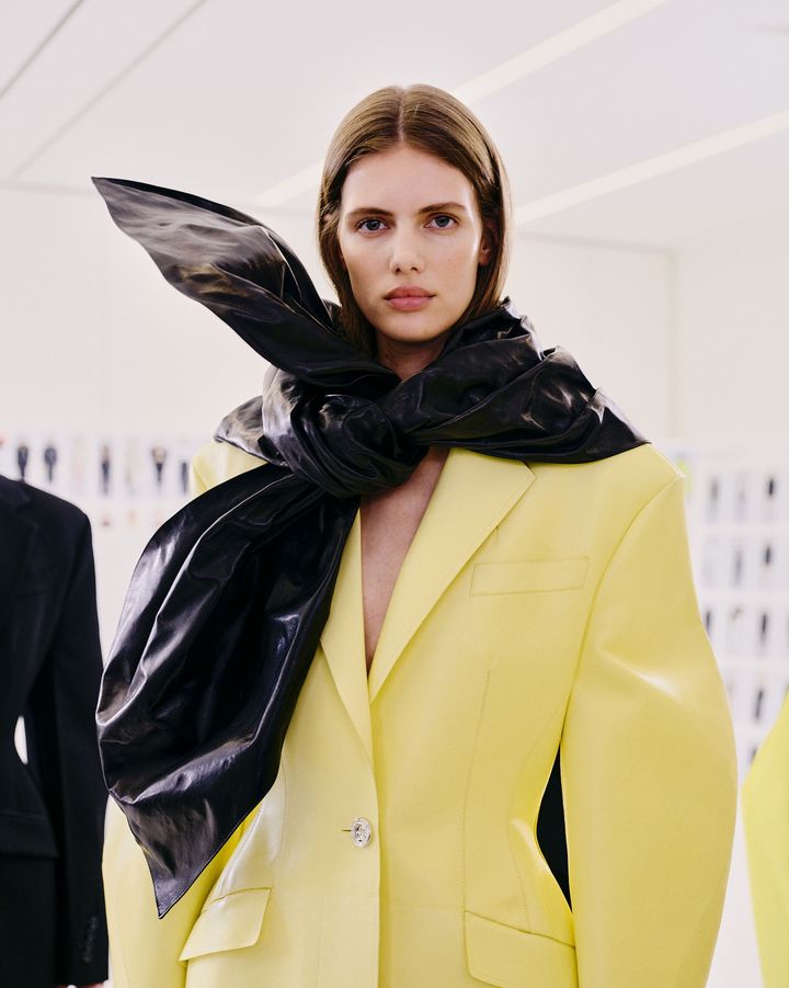 2025-26年秋冬コレクションのバックステージにて。