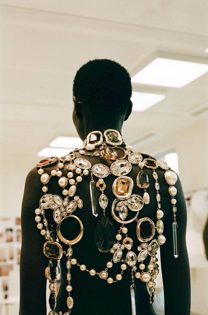 2025-26年秋冬コレクションのバックステージにて。