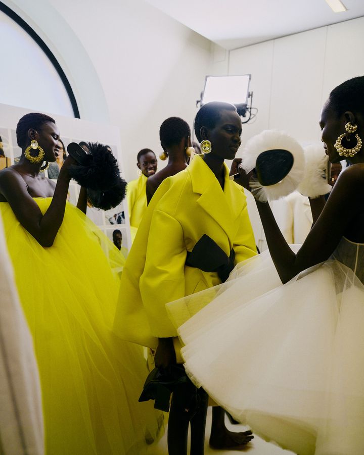 2025-26年秋冬コレクションのバックステージにて。