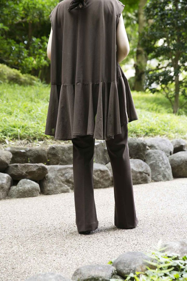 画像2: 【ルフィル】ミニマムストレッチポンチパンツ¥24,200、シアートリコットカットソー¥25,300、【ブレンテッラ】パンプス¥69,300 mix.tokyo