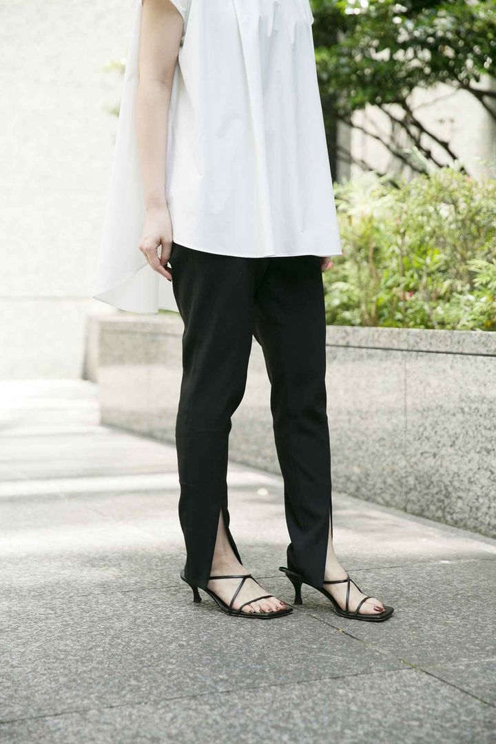 画像: 【ルフィル】2WAYツイルフロントスリットパンツ¥22,000、SOLOTEX ブロードギャザーブラウス¥23,100、【プロエンザー スクーラー】サンダル¥10,1200 mix.tokyo