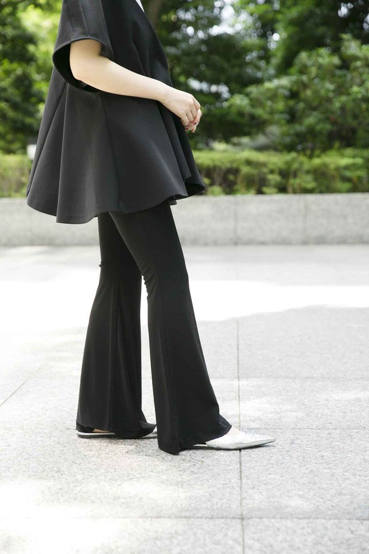 画像: 【ルフィル】クールタッチスムースフレアパンツ¥24,200、トリプルクロスブラウス¥41,800、カップインハイネックトップ¥15,400、【プロエンザー スクーラー】パンプス¥101,200 mix.tokyo