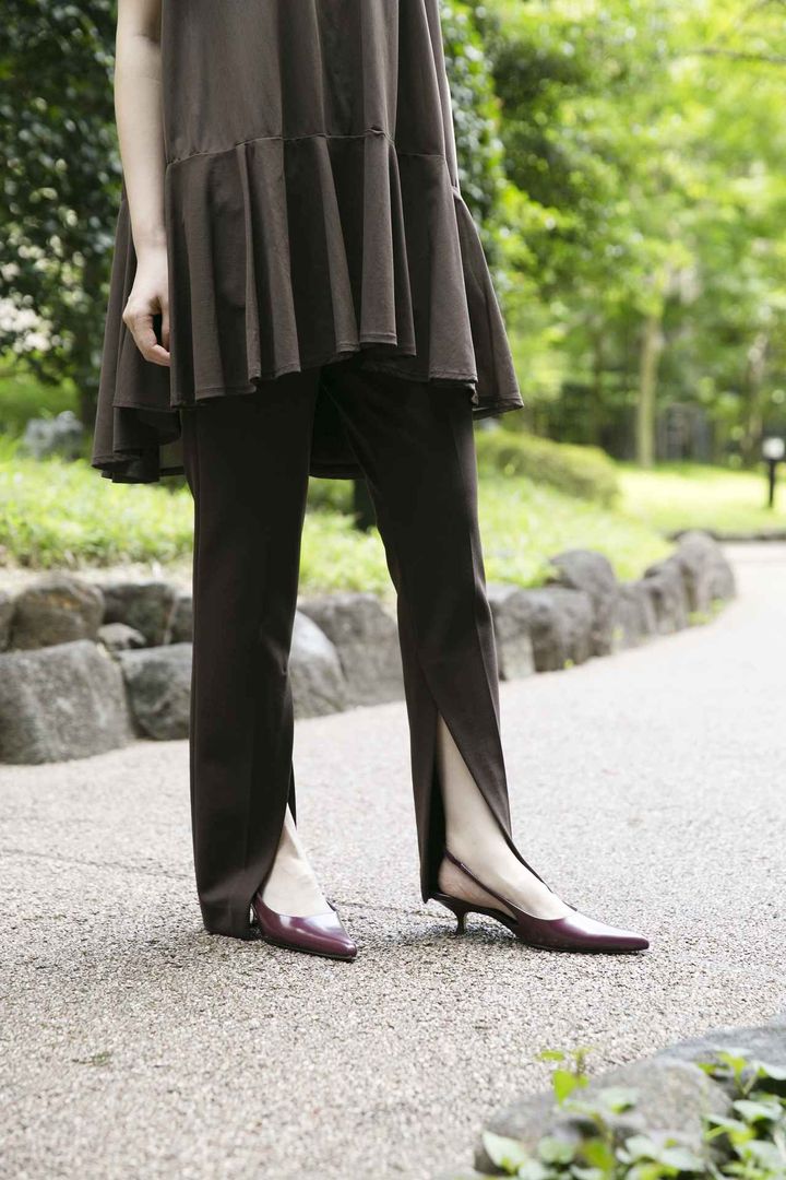 画像1: 【ルフィル】ミニマムストレッチポンチパンツ¥24,200、シアートリコットカットソー¥25,300、【ブレンテッラ】パンプス¥69,300 mix.tokyo