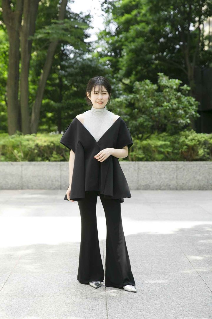 画像: 【ルフィル】クールタッチスムースフレアパンツ¥24,200（サイズ0着用）、トリプルクロスブラウス¥41,800、カップインハイネックトップ¥15,400、【プロエンザー スクーラー】パンプス¥101,200 ※小嶋さんの身長：158㎝ mix.tokyo