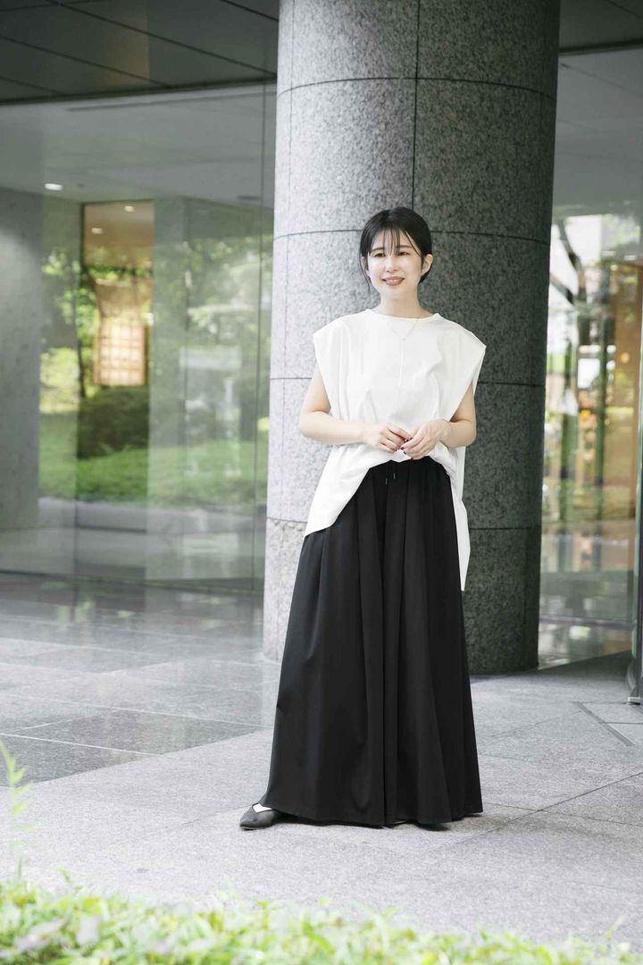 画像: 【ルフィル】コンパクトギャザーワイドパンツ¥31,900（サイズ0着用）、シルキースムースノースリーブT¥14,300、【サスキア ディーズ】ネックレス¥19,800、【トニービアンコ】JAZZ パンプス¥35,200 ※小嶋さんの身長：158㎝ mix.tokyo