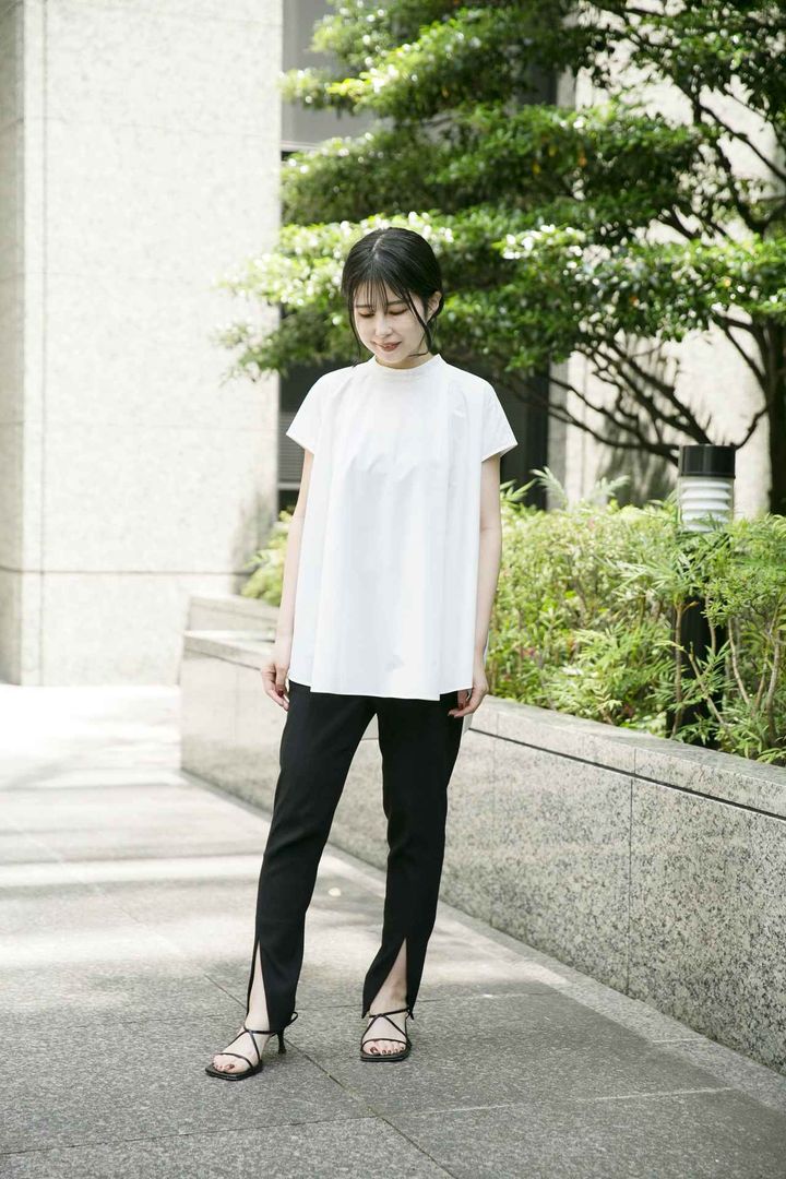 画像: 【ルフィル】2WAYツイルフロントスリットパンツ¥22,000（サイズ0着用）、SOLOTEX ブロードギャザーブラウス¥23,100、【プロエンザー スクーラー】サンダル¥10,1200 ※小嶋さんの身長：158㎝ mix.tokyo