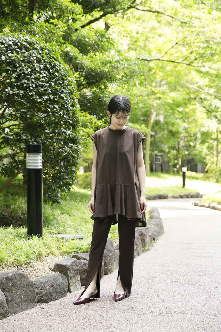 画像: 【ルフィル】ミニマムストレッチポンチパンツ¥24,200（サンプルを着用）、シアートリコットカットソー¥25,300、【ブレンテッラ】パンプス¥69,300 ※小嶋さんの身長：158㎝ mix.tokyo