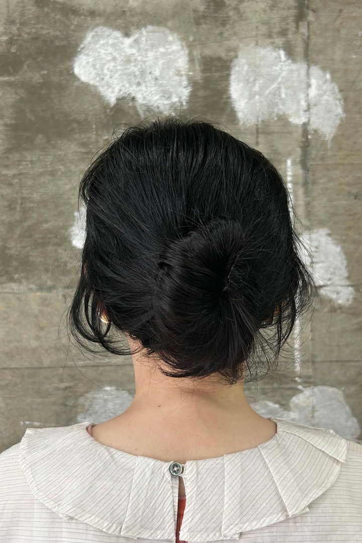 夏のまとめ髪2025◎ ヘアアクセで簡単お団子ヘアアレンジ2選【ささやかですてきなもの 大谷有紀 vol.245】