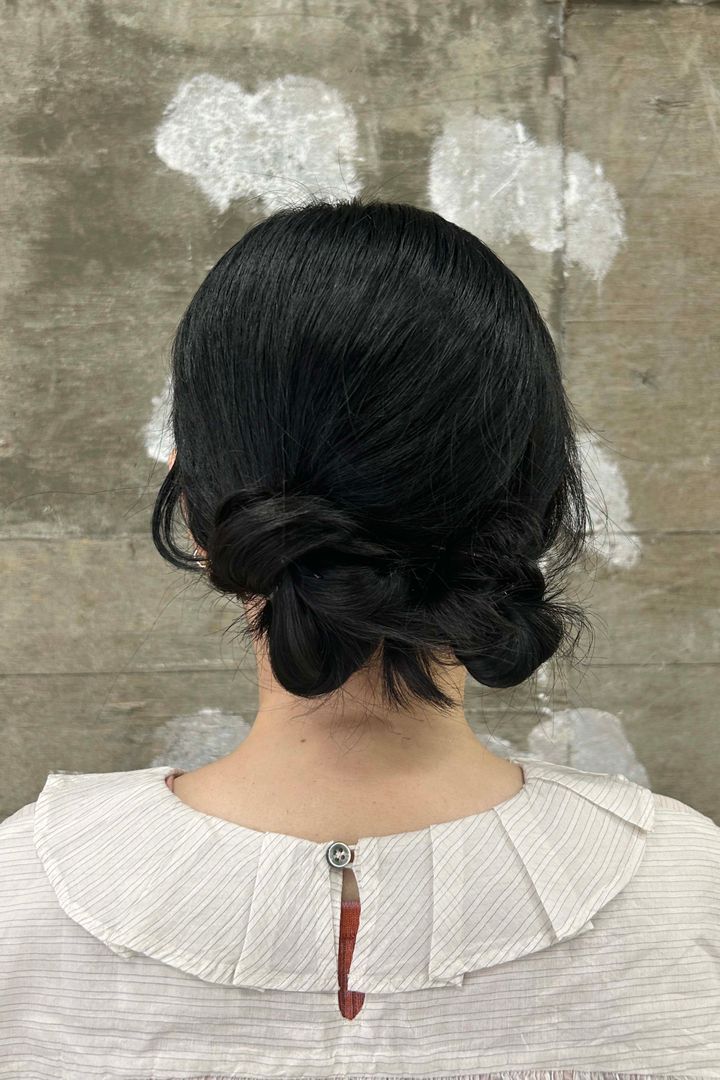 夏のまとめ髪2025◎ ヘアアクセで簡単お団子ヘアアレンジ2選【ささやかですてきなもの 大谷有紀 vol.245】