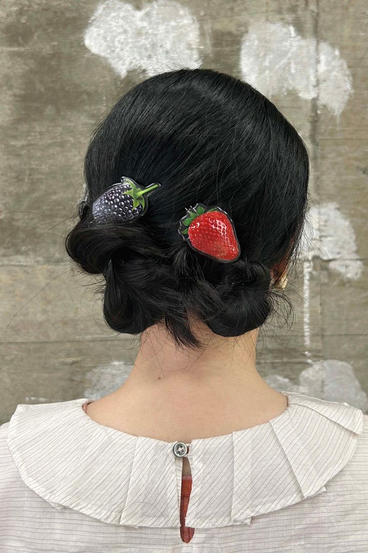 夏のまとめ髪2025◎ ヘアアクセで簡単お団子ヘアアレンジ2選【ささやかですてきなもの 大谷有紀 vol.245】