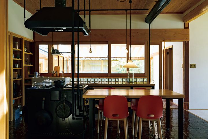 ガラス作家、ピーター・アイビーの自宅 キッチン