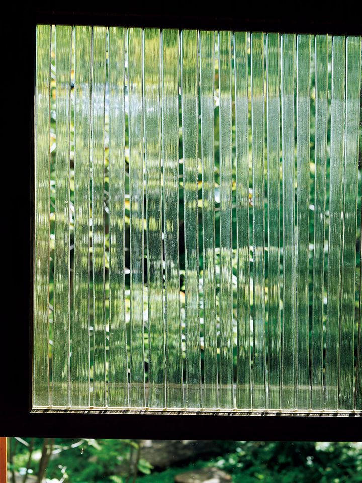 ガラス作家、ピーター・アイビーの自宅 洗濯室 窓