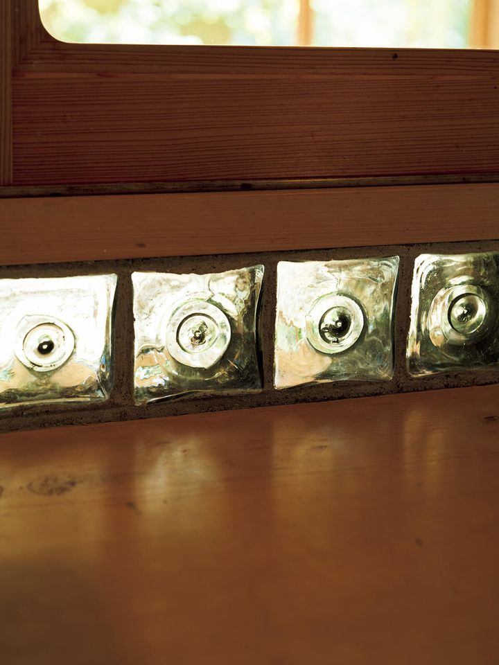 ガラス作家、ピーター・アイビーの自宅 キッチンカウンター