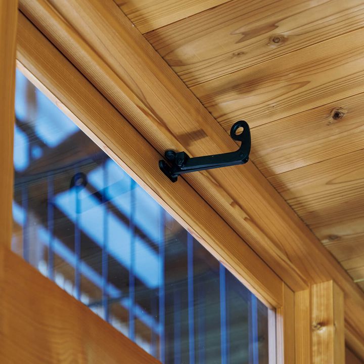 ガラス作家、ピーター・アイビーの自宅 窓の金具