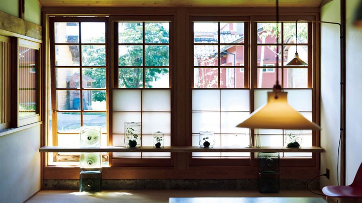 ガラス作家、ピーター・アイビーの自宅 リビング 窓