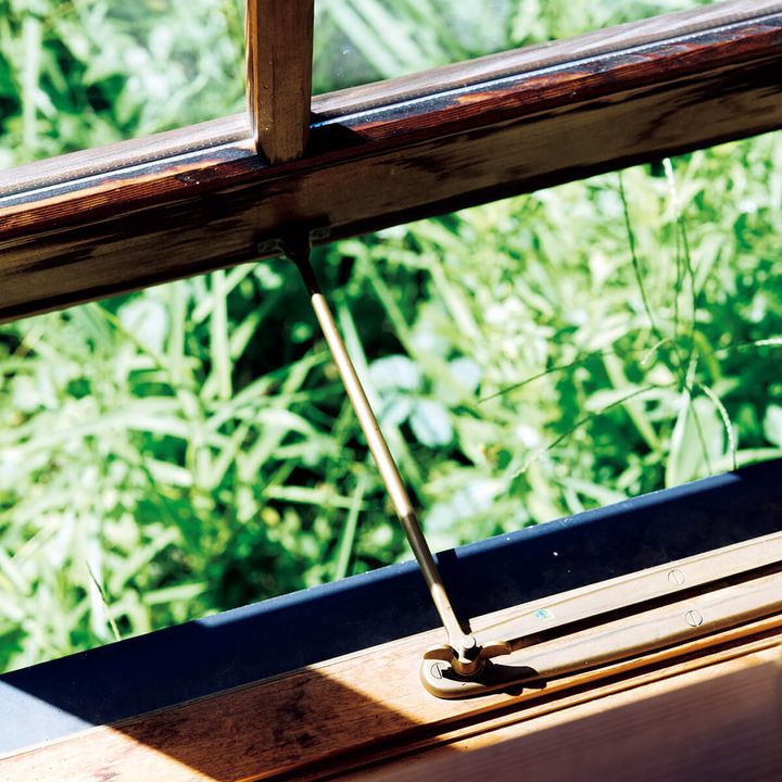 ガラス作家、ピーター・アイビーの自宅 窓の金具