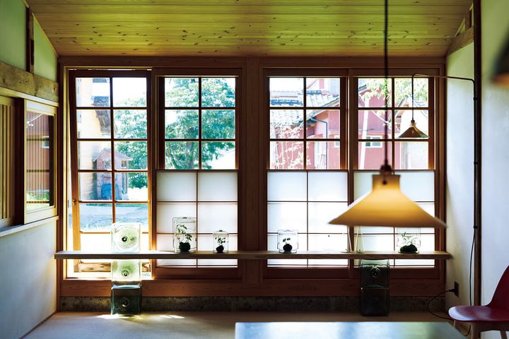 ガラス作家、ピーター・アイビーの自宅 リビング 窓