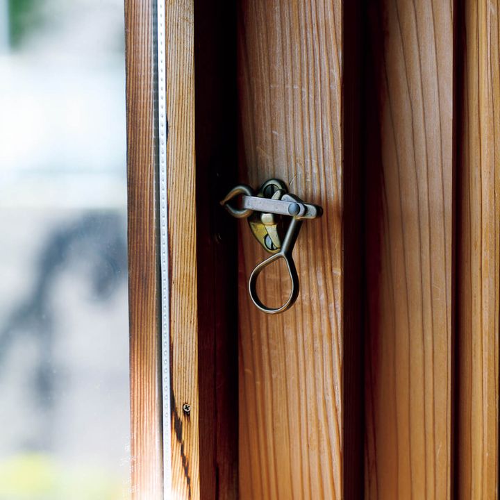 ガラス作家、ピーター・アイビーの自宅 窓の金具