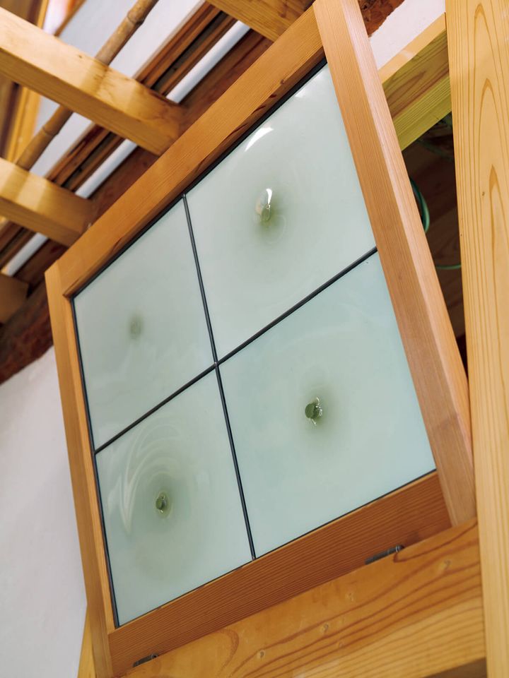 ガラス作家、ピーター・アイビーのガラス工房 窓