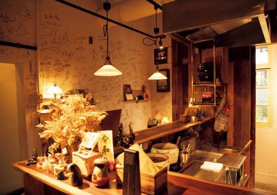 店内はカウンターのみ。