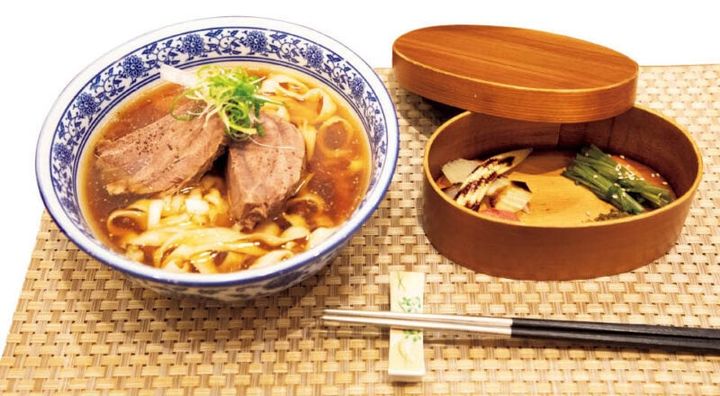 メニューは前菜付き牛肉麺のみ（290元）。前菜はセロリのバルサミコ酢がけ、空心菜のおひたしなど。火加減にこだわった立派な牛肉はスネ肉の真ん中を使用し箸で切れる柔らかさ。わさびを添えて肉だけで食べても美味。麺は細麺と刀削麺から選べる。
