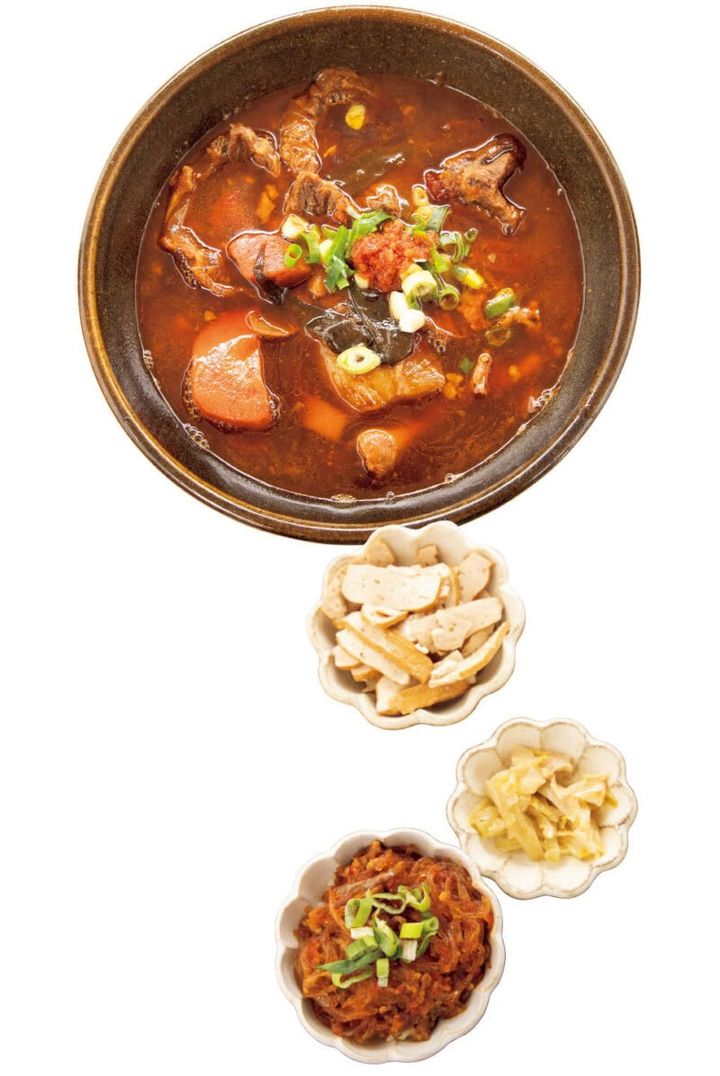 メニューは牛肉麺と小鉢3種類とドリンクのセット（499元）のみ。