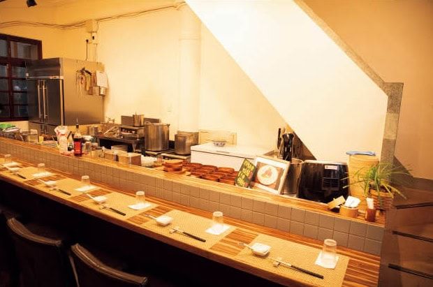 店頭に来て予約表に名前を書いて当日の予約を取る。予約を取るだけでも行列！