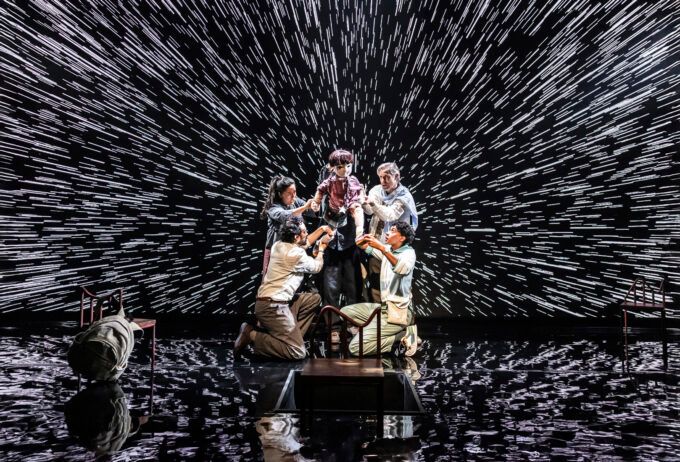 『Our Cosmic Dust』舞台写真 © Pamela Raith